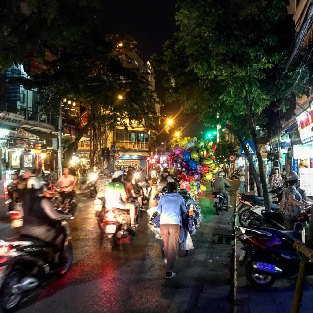 Drukte op straat in Hanoi